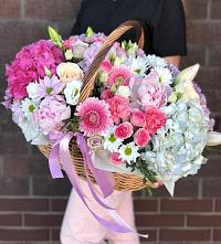 Цветочная композиция из Розы, Хризантемы, Пионы и Лизиантусы в корзине в Нижняя Тавда