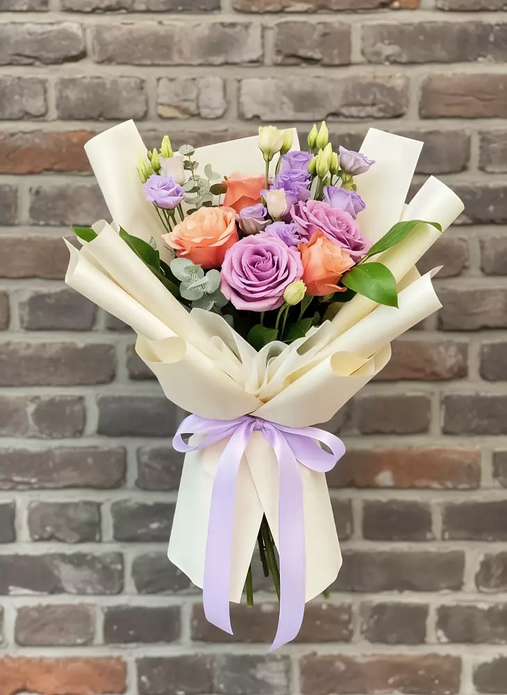 Букет цветов из: Лизиантусы и Розы в Нижняя Тавда