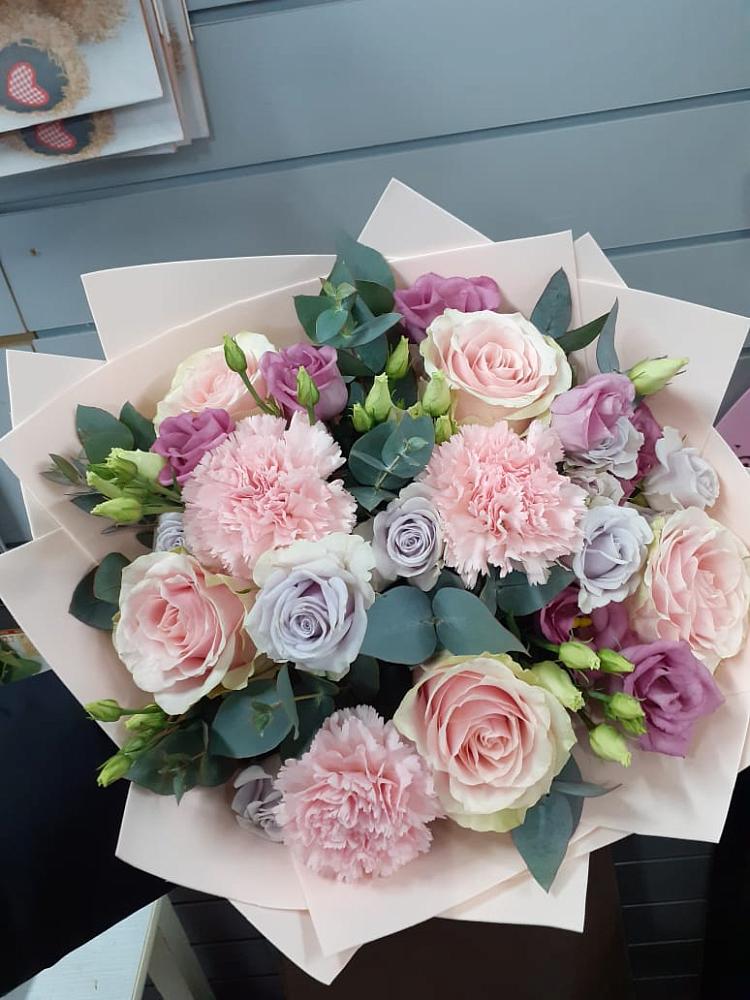 Букет цветов из: Розы, Гвоздики и Лизиантусы в Нижняя Тавда