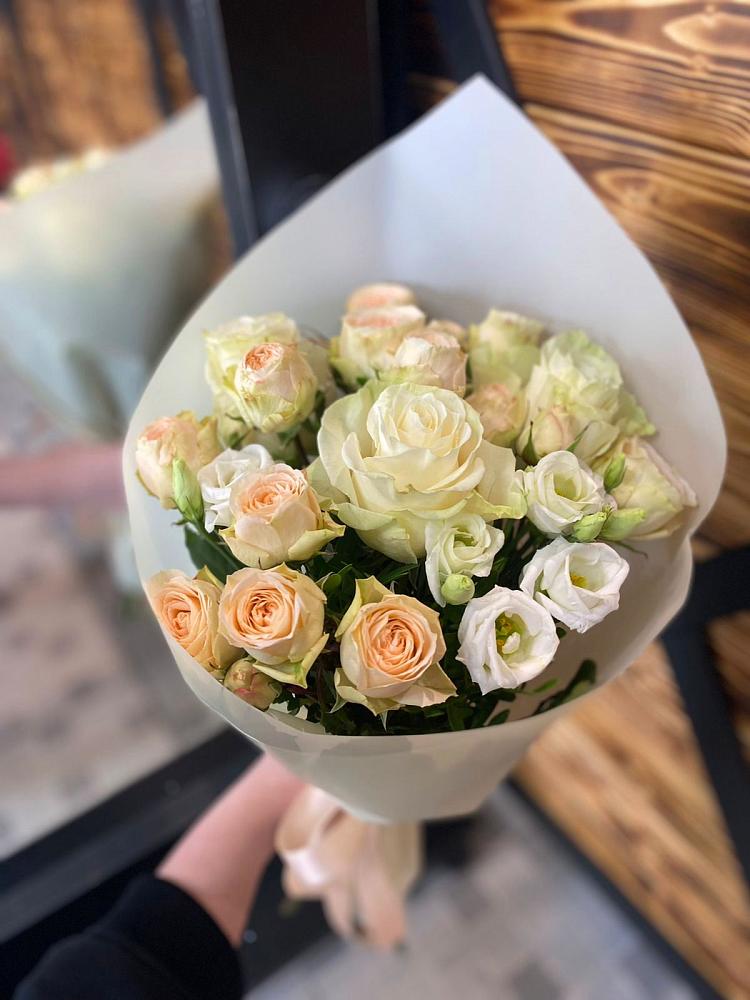 Букет цветов из: Розы и Лизиантусы в Нижняя Тавда